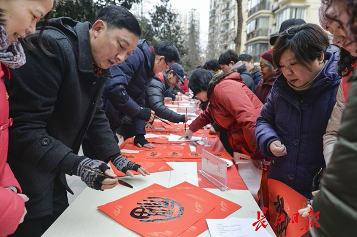 這一天，居民激動了，第一次在社區里升國旗唱國歌(圖1)