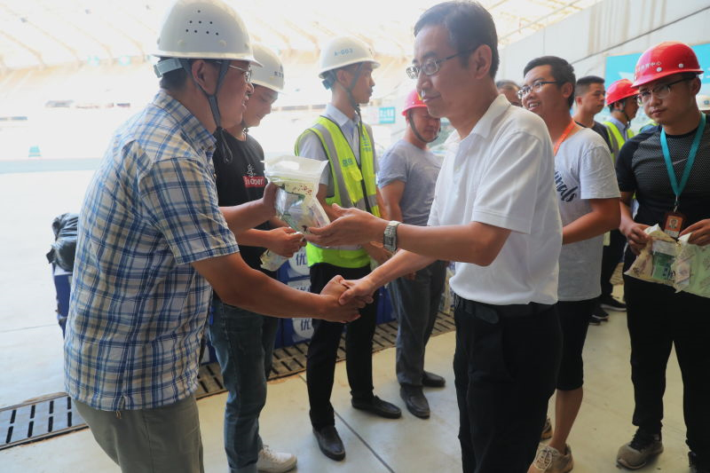 公司領導慰問高溫作業人員(圖2)