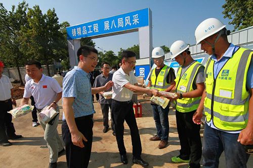 馮愛明慰問高溫作業人員(圖1)