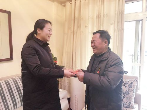 體育中心開展春節前慰問退休黨員活動(圖1)