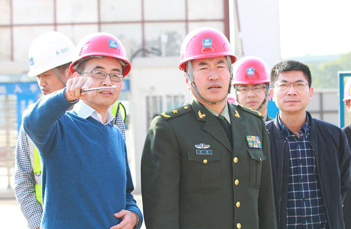 省軍區司令員馬濤調研武漢體育中心軍運會場館建設(圖1)