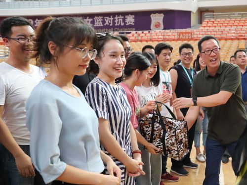 區總工會為武漢體育中心“送清涼”(圖2)
