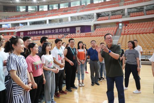 區總工會為武漢體育中心“送清涼”(圖1)