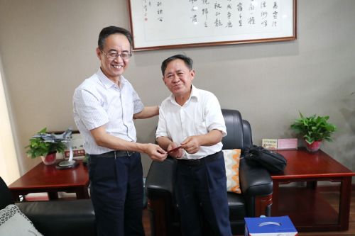 武漢體育中心開展退休老黨員“不忘初心、牢記使命”專題調研和慰問工作(圖1)