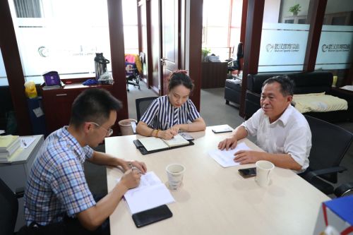 武漢體育中心開展退休老黨員“不忘初心、牢記使命”專題調研和慰問工作(圖3)