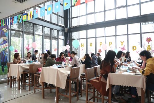 巧手做糕點，甜蜜迎佳節 ▏武漢體育中心舉行“三八”婦女節關愛活動(圖1)