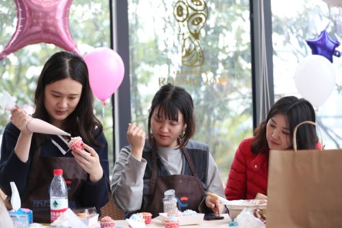 巧手做糕點，甜蜜迎佳節 ▏武漢體育中心舉行“三八”婦女節關愛活動(圖2)
