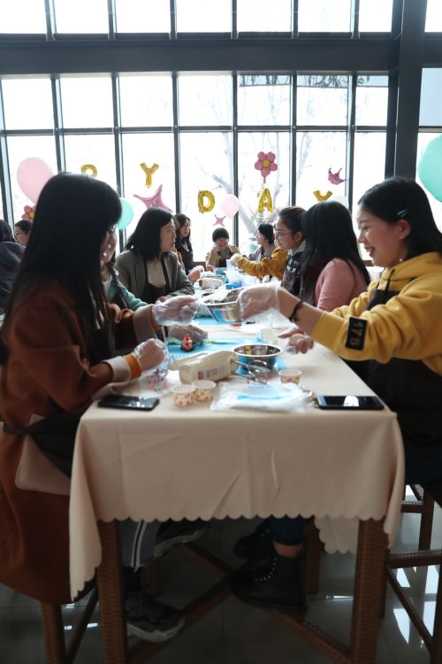 巧手做糕點，甜蜜迎佳節 ▏武漢體育中心舉行“三八”婦女節關愛活動(圖6)