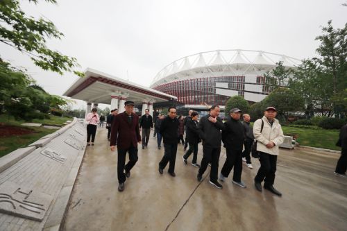 市老領(lǐng)導參觀考察武漢體育中心(圖1)
