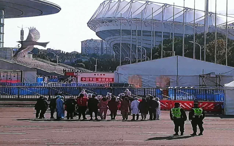 武漢體育中心方艙醫院首批8名患者出院
